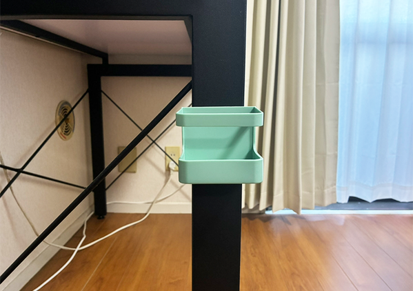 専用のアイテムは不要！　100均傘立てで叶う『浮かせる収納』のアイディアに「ジャストフィット！」