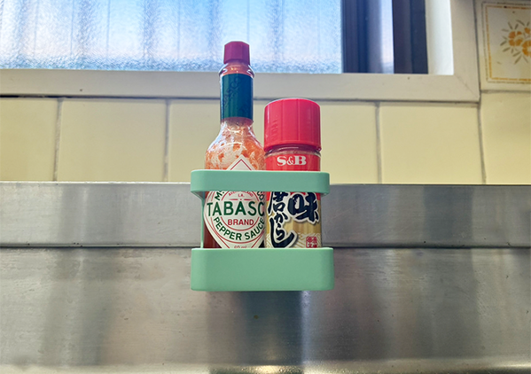 専用のアイテムは不要！　100均傘立てで叶う『浮かせる収納』のアイディアに「ジャストフィット！」