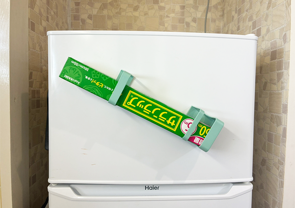 専用のアイテムは不要！　100均傘立てで叶う『浮かせる収納』のアイディアに「ジャストフィット！」