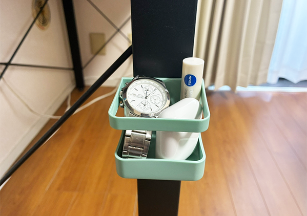 専用のアイテムは不要！　100均傘立てで叶う『浮かせる収納』のアイディアに「ジャストフィット！」