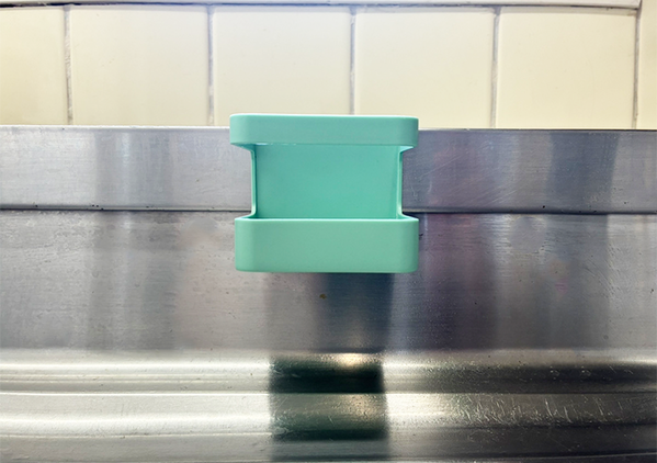 専用のアイテムは不要！　100均傘立てで叶う『浮かせる収納』のアイディアに「ジャストフィット！」