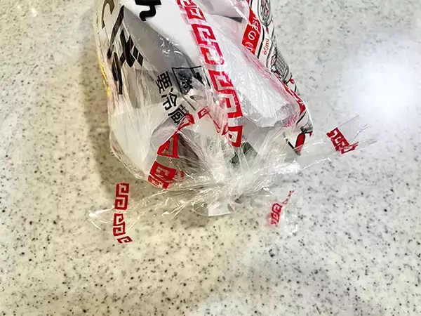 【作業1分】焼きそばの袋、捨てないで！　ゴミ袋にする前に切り込みを入れて…