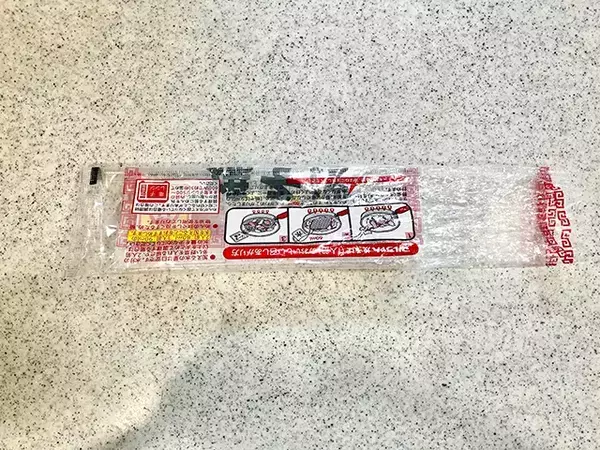 【作業1分】焼きそばの袋、捨てないで！　ゴミ袋にする前に切り込みを入れて…