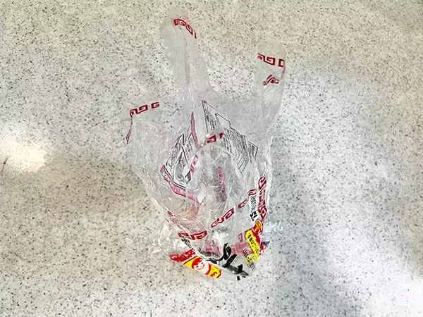 【作業1分】焼きそばの袋、捨てないで！　ゴミ袋にする前に切り込みを入れて…