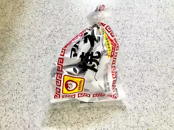 【作業1分】焼きそばの袋、捨てないで！　ゴミ袋にする前に切り込みを入れて…