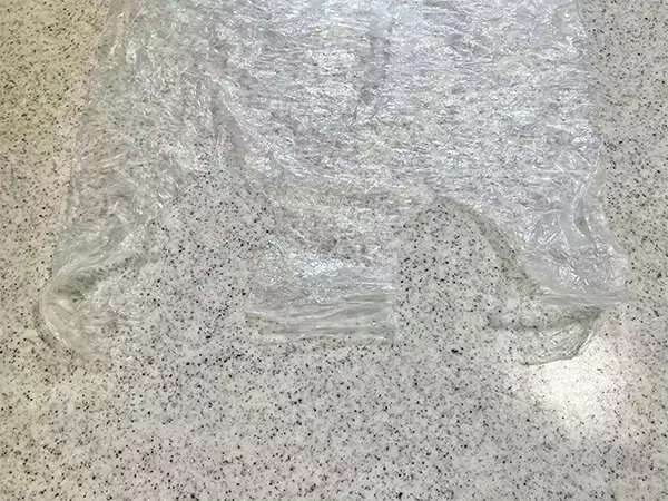 【作業1分】焼きそばの袋、捨てないで！　ゴミ袋にする前に切り込みを入れて…