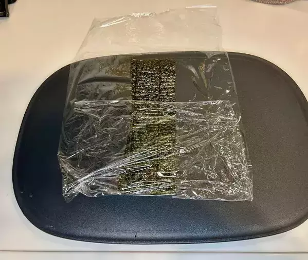 おにぎりの海苔はこう包む！　弁当に入れたら「コンビニと同じ音がする！」と子供が驚いた