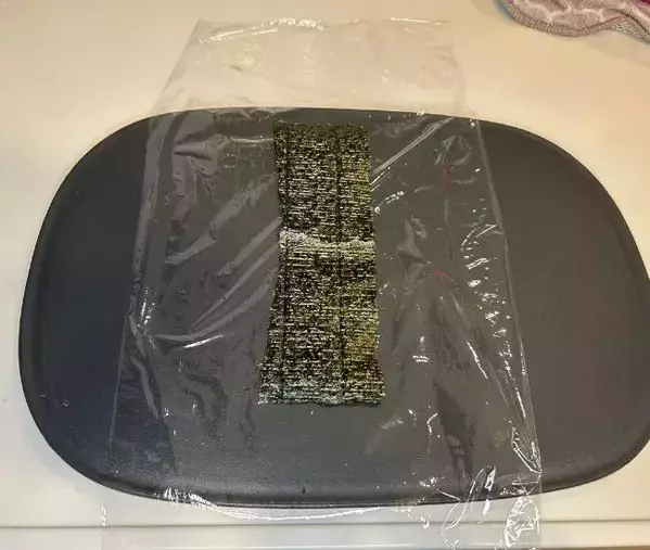 おにぎりの海苔はこう包む！　弁当に入れたら「コンビニと同じ音がする！」と子供が驚いた