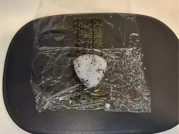 おにぎりの海苔はこう包む！　弁当に入れたら「コンビニと同じ音がする！」と子供が驚いた