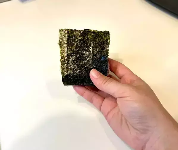 おにぎりの海苔はこう包む！　弁当に入れたら「コンビニと同じ音がする！」と子供が驚いた
