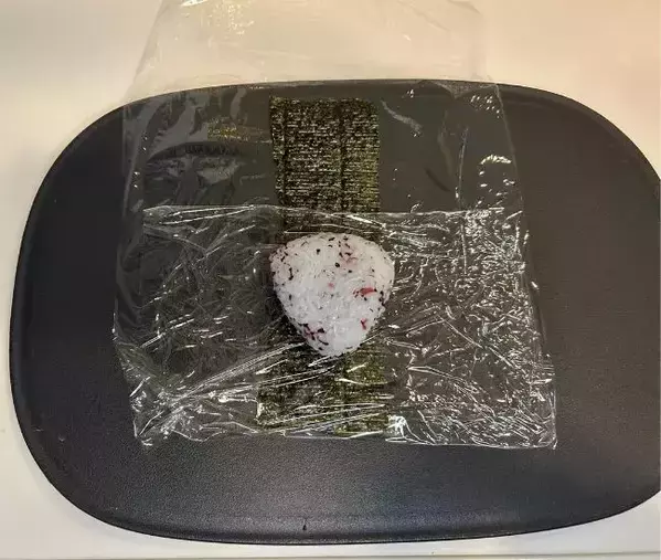 おにぎりの海苔はこう包む！　弁当に入れたら「コンビニと同じ音がする！」と子供が驚いた