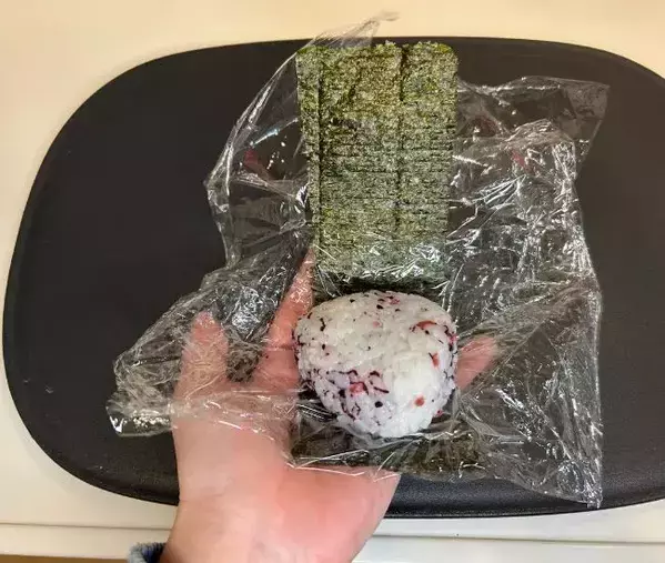 おにぎりの海苔はこう包む！　弁当に入れたら「コンビニと同じ音がする！」と子供が驚いた