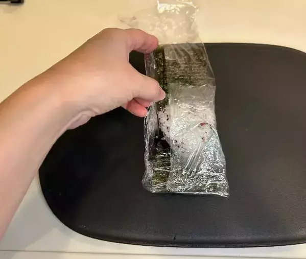 おにぎりの海苔はこう包む！　弁当に入れたら「コンビニと同じ音がする！」と子供が驚いた