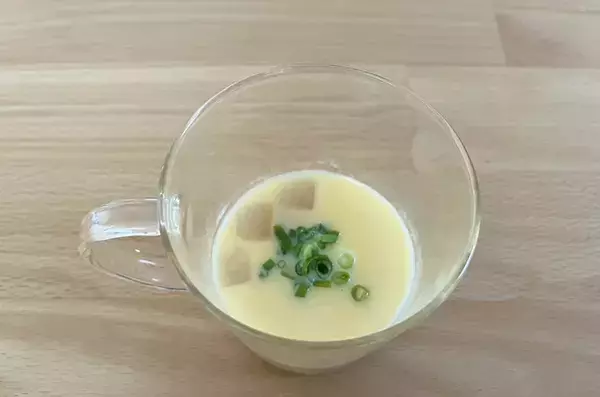 余ったおでんの煮汁、捨てないで！　卵と混ぜてレンチンするだけで…完成したものに「相性ピッタリ！」