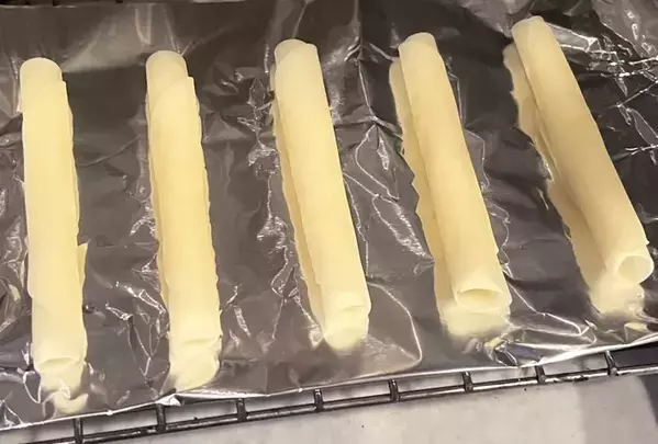 『余った餃子の皮』を救済！　バターと砂糖で作るシガレットクッキー風おやつ