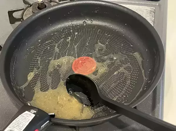 【フライパン1つ】冷凍から揚げに絡めるだけ！　夕飯のマンネリを解消する簡単レシピ