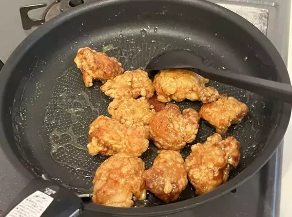 【フライパン1つ】冷凍から揚げに絡めるだけ！　夕飯のマンネリを解消する簡単レシピ
