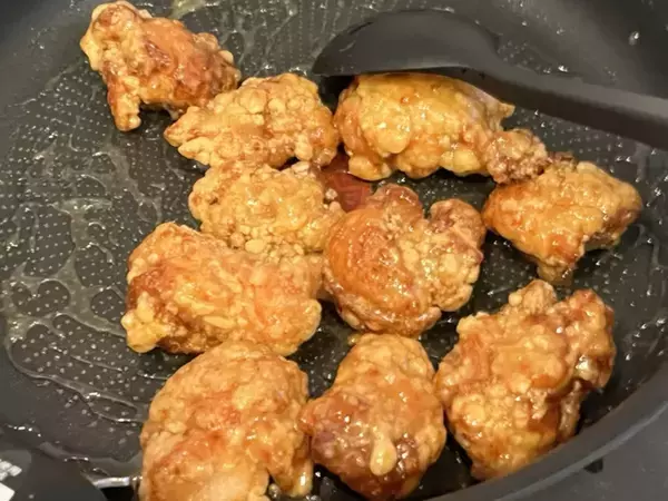 【フライパン1つ】冷凍から揚げに絡めるだけ！　夕飯のマンネリを解消する簡単レシピ