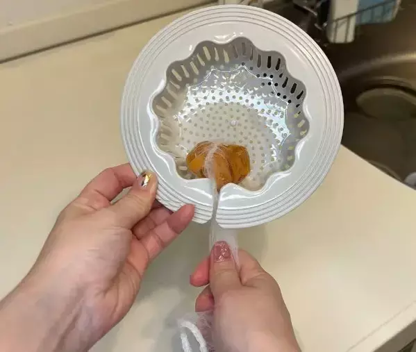 ネットを下に引っ張るだけ！　ダイソーの便利アイテムで『水気を切る不快感』が消えた