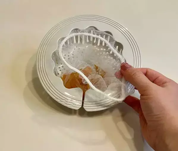 ネットを下に引っ張るだけ！　ダイソーの便利アイテムで『水気を切る不快感』が消えた