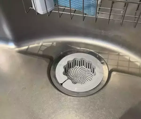 ネットを下に引っ張るだけ！　ダイソーの便利アイテムで『水気を切る不快感』が消えた