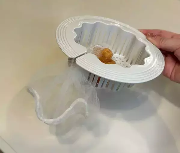 ネットを下に引っ張るだけ！　ダイソーの便利アイテムで『水気を切る不快感』が消えた