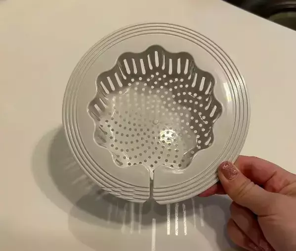 ネットを下に引っ張るだけ！　ダイソーの便利アイテムで『水気を切る不快感』が消えた