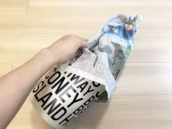 不要な新聞紙をゴミ袋に！　30秒でできる裏ワザに「不器用でもできた」