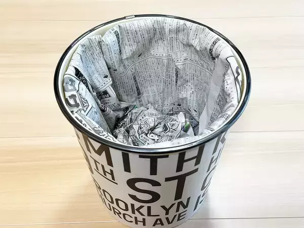 不要な新聞紙をゴミ袋に！　30秒でできる裏ワザに「不器用でもできた」