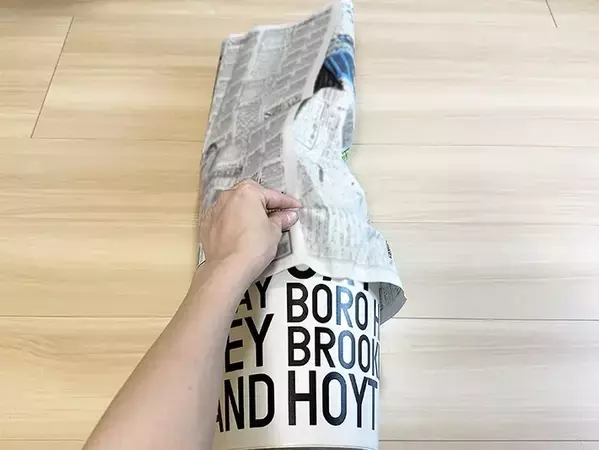 不要な新聞紙をゴミ袋に！　30秒でできる裏ワザに「不器用でもできた」