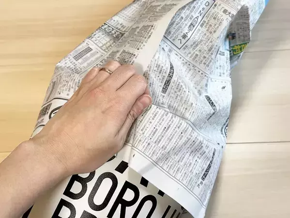 不要な新聞紙をゴミ袋に！　30秒でできる裏ワザに「不器用でもできた」
