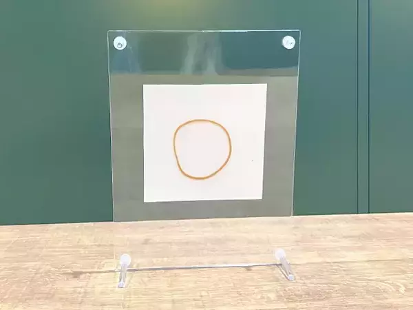 サイズが合わないフォトフレーム、あきらめないで！　写真がずれない“輪ゴム活用術”