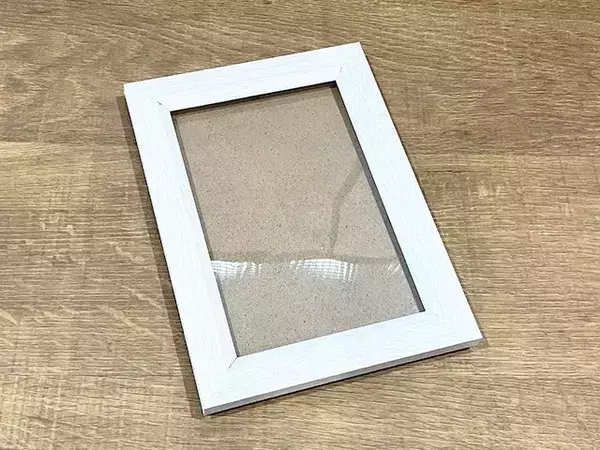 サイズが合わないフォトフレーム、あきらめないで！　写真がずれない“輪ゴム活用術”