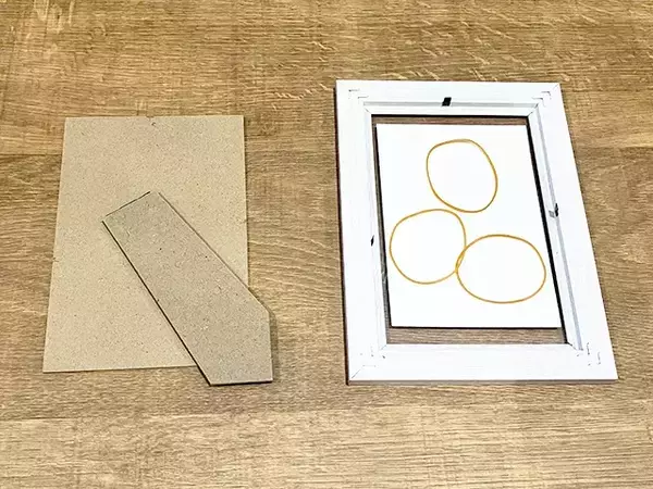 サイズが合わないフォトフレーム、あきらめないで！　写真がずれない“輪ゴム活用術”