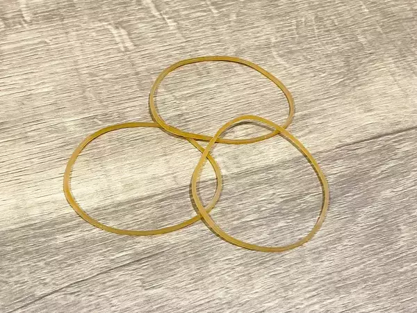 サイズが合わないフォトフレーム、あきらめないで！　写真がずれない“輪ゴム活用術”