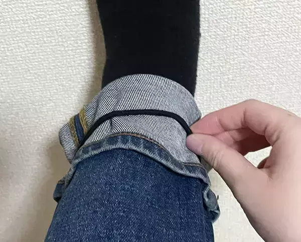 縫わずに『裾上げ』完了　ヘアゴム1本でジーンズの丈を上げるテクニック