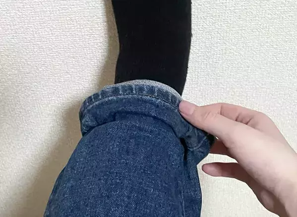 縫わずに『裾上げ』完了　ヘアゴム1本でジーンズの丈を上げるテクニック