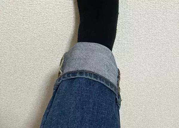 縫わずに『裾上げ』完了　ヘアゴム1本でジーンズの丈を上げるテクニック