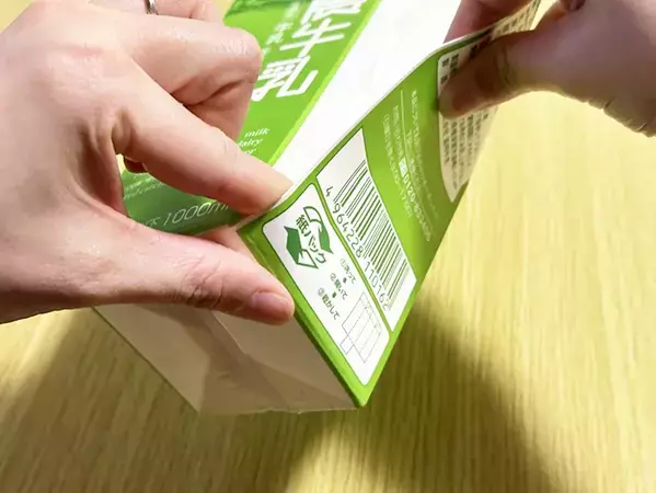 ハサミは使いません！　紙パックを素手で開く方法に「早く知りたかった」