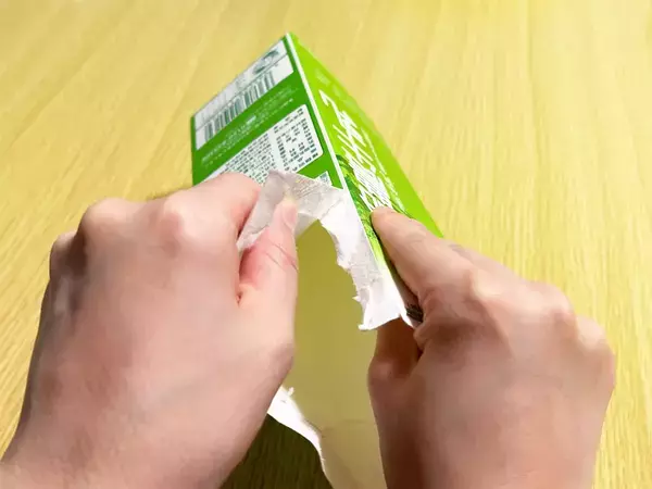 ハサミは使いません！　紙パックを素手で開く方法に「早く知りたかった」