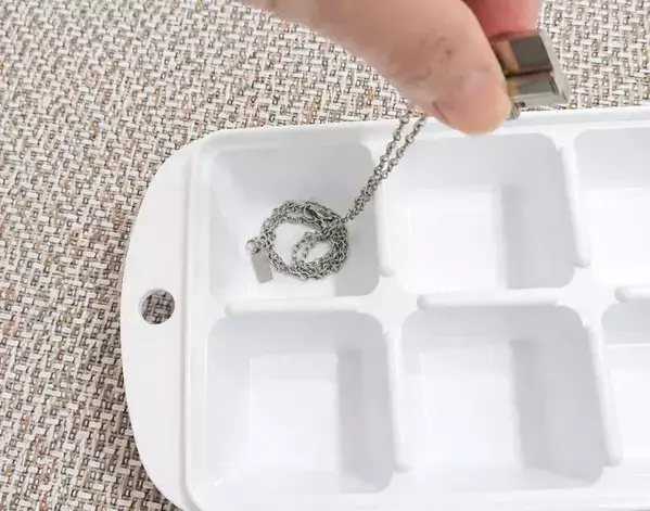 小さなピアスが取り出せないなら？　製氷皿を使う驚きの理由に「めっちゃ便利」「なるほど」