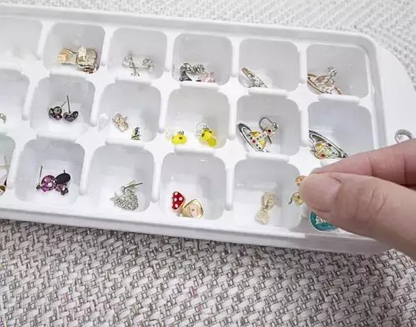 小さなピアスが取り出せないなら？　製氷皿を使う驚きの理由に「めっちゃ便利」「なるほど」