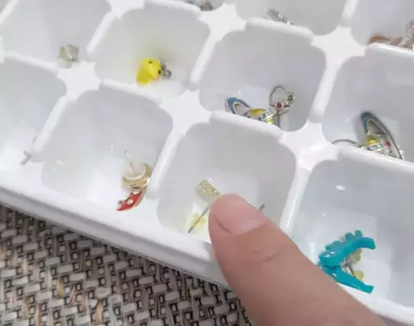 小さなピアスが取り出せないなら？　製氷皿を使う驚きの理由に「めっちゃ便利」「なるほど」