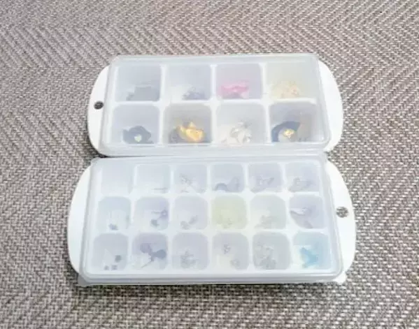 小さなピアスが取り出せないなら？　製氷皿を使う驚きの理由に「めっちゃ便利」「なるほど」