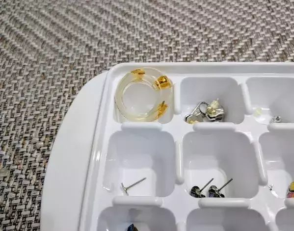 小さなピアスが取り出せないなら？　製氷皿を使う驚きの理由に「めっちゃ便利」「なるほど」