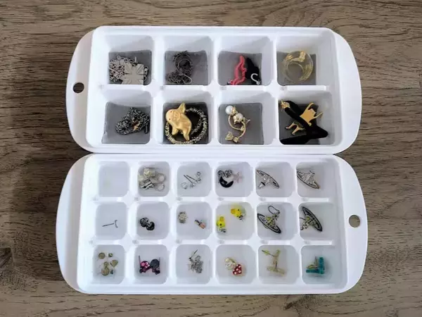 小さなピアスが取り出せないなら？　製氷皿を使う驚きの理由に「めっちゃ便利」「なるほど」