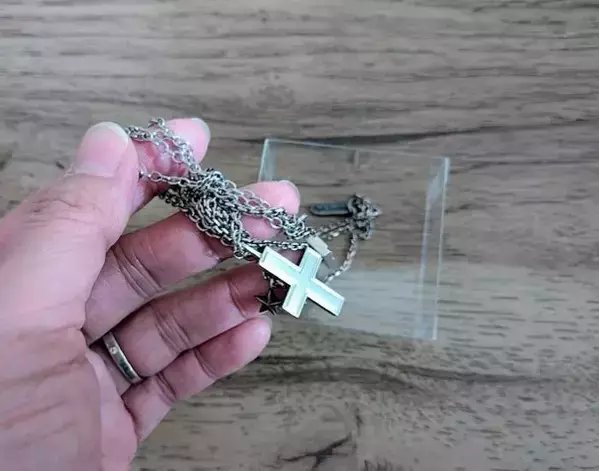 小さなピアスが取り出せないなら？　製氷皿を使う驚きの理由に「めっちゃ便利」「なるほど」