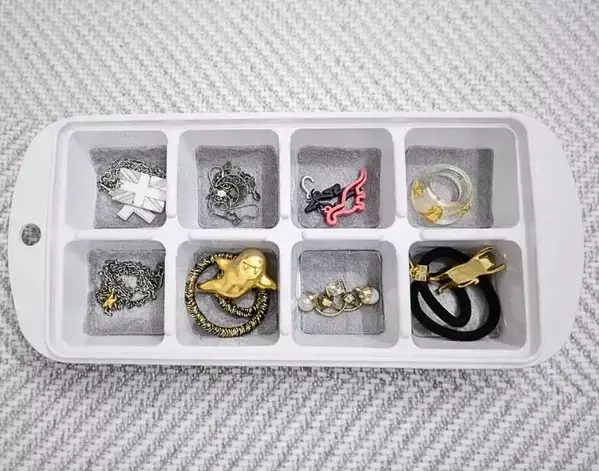 小さなピアスが取り出せないなら？　製氷皿を使う驚きの理由に「めっちゃ便利」「なるほど」