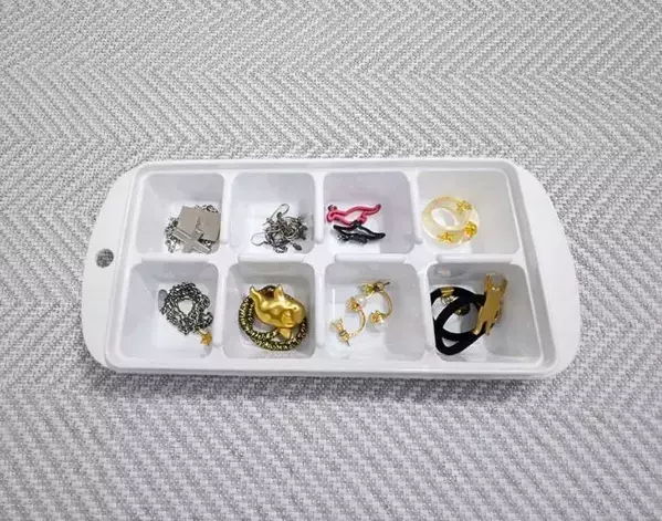 小さなピアスが取り出せないなら？　製氷皿を使う驚きの理由に「めっちゃ便利」「なるほど」