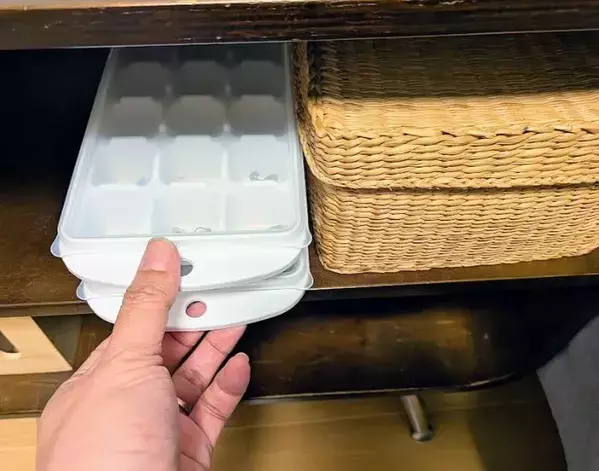 小さなピアスが取り出せないなら？　製氷皿を使う驚きの理由に「めっちゃ便利」「なるほど」